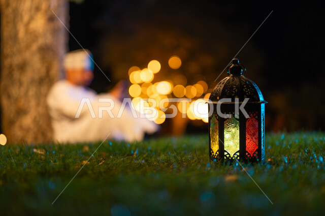 رجل عماني مع فانوس تقليدي في الليل