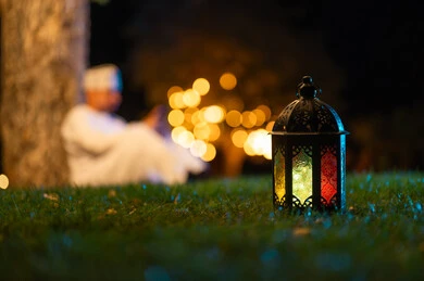 رجل عماني مع فانوس تقليدي في الليل