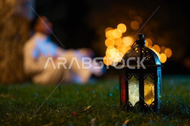 فانوس رمضان تقليدي مع رجل في الليل