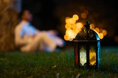 فانوس رمضان تقليدي مع رجل في الليل
