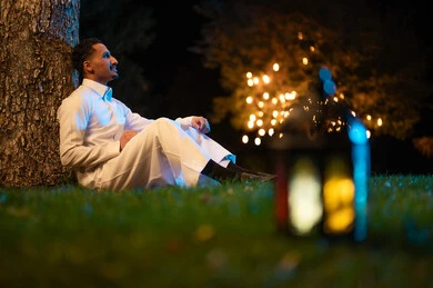 رجل سعودي بالثوب التقليدي مع فانوس في الليل