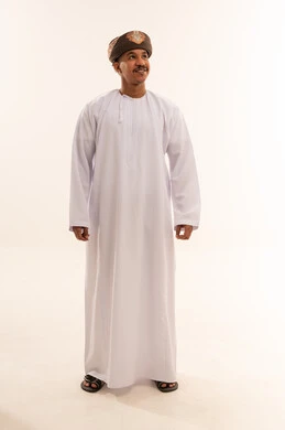 رجل عماني بالزي التقليدي على خلفية بيضاء