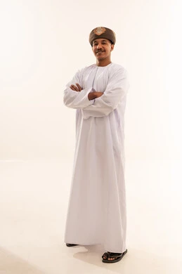 رجل عُماني بالزي التقليدي والدشداشة والكمة