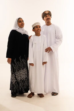 عائلة عمانية بالزي التقليدي على خلفية بيضاء