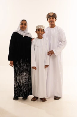 عائلة عمانية بالملابس التقليدية في استوديو تصوير