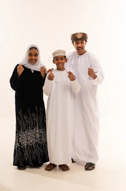 عائلة عمانية باللباس التقليدي تحتفل في الاستوديو