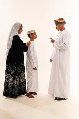 عائلة عُمانية باللباس التقليدي في استوديو تصوير