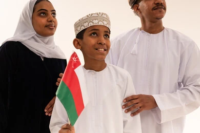 عائلة عمانية تحمل العلم الوطني بفخر واعتزاز