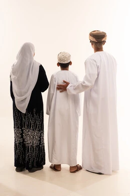 عائلة عمانية بالزي التقليدي من المنظور الخلفي