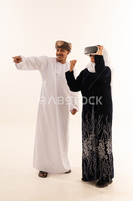 رجل وامرأة من عمان وتجربة تقنية الواقع الافتراضي