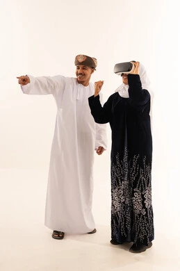 رجل وامرأة من عمان وتجربة تقنية الواقع الافتراضي