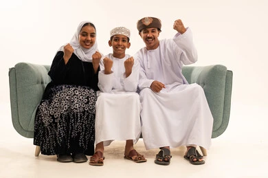 عائلة عُمانية بالزي التقليدي تحتفل بالنصر والنجاح