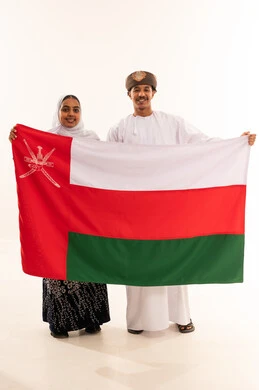 رجل وامرأة من عمان يحملان العلم العماني