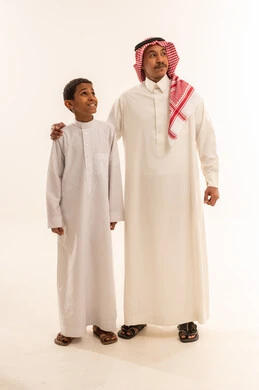 أب سعودي وابنه بالزي التقليدي في الاستوديو