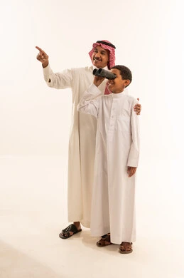 أب سعودي وابنه مع منظار على خلفية بيضاء أب سعودي وابنه مع منظار على خلفية بيضاء