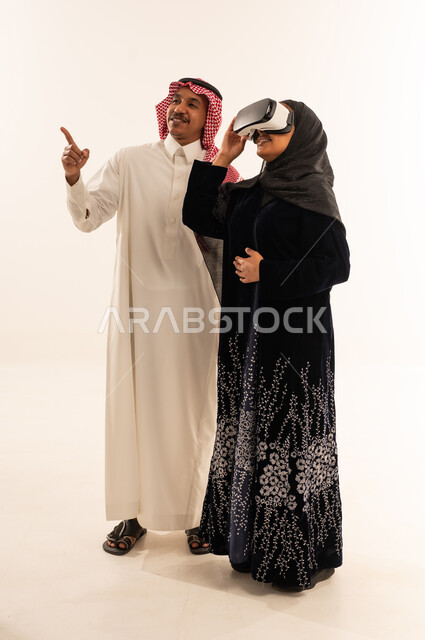 رجل وامرأة سعوديان يستخدمان نظارة الواقع الافتراضي