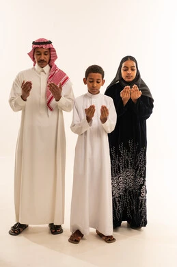 عائلة سعودية تدعو بالملابس التقليدية في الاستوديو