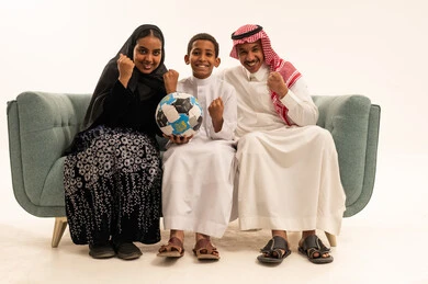 عائلة سعودية تشجع بكرة القدم في الاستوديو