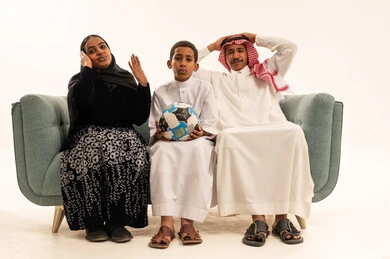 عائلة سعودية تشاهد مباراة كرة قدم بإحباط