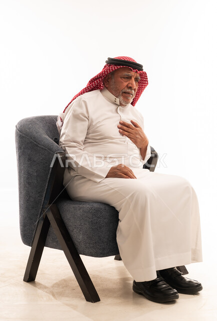رجل سعودي مسن يعاني من ألم في الصدر
