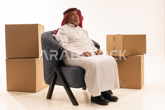 رجل سعودي مسن مع صناديق شحن كرتونية