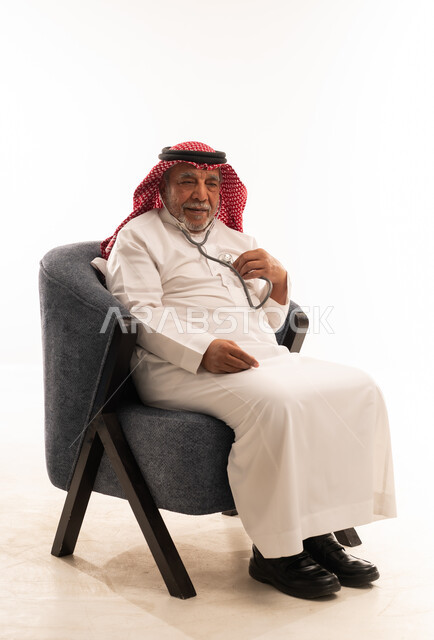 رجل سعودي مسن مع سماعة طبية في الاستوديو