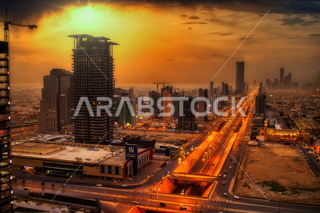 صورة ابداعية لشروق وغروب الشمس في مدينة الرياض بالمملكة العربية السعودية، شروق وغروب الشمس، الفن الهندسي المعماري في السعودية، الابراج وناطحات السحاب، معالم الرياض المشهورة، السياحة في السعودية