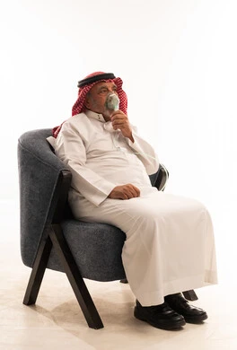 رجل سعودي مسن يستخدم قناع الأكسجين في الاستوديو