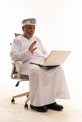 رجل عماني مسن يستخدم المحمول على خلفية بيضاء