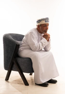 رجل عماني مسن بالزي التقليدي جالس