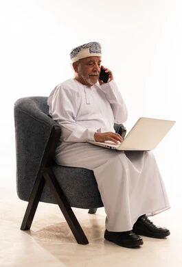 رجل عماني مسن يستخدم المحمول والهاتف الذكي