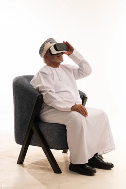 رجل عماني يستخدم نظارة الواقع الافتراضي بخلفية بيضاء