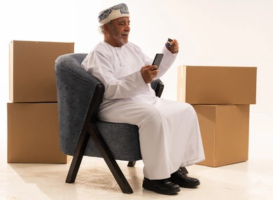 رجل عماني يستخدم بطاقة الائتمان للتسوق الإلكتروني