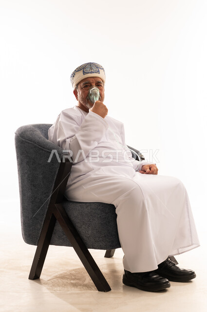 رجل عماني مسن يستخدم جهاز البخار الطبي