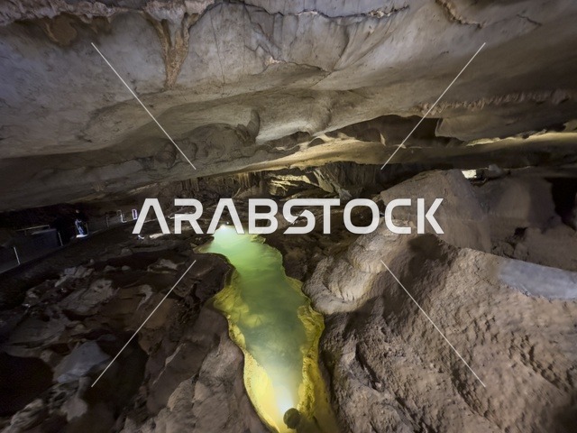 منظر داخلي لكهف الهوته في سلطنة عمان يظهر التكوينات الصخرية الطبيعية والممرات المضاءة في أجواء جيولوجية مذهلة.