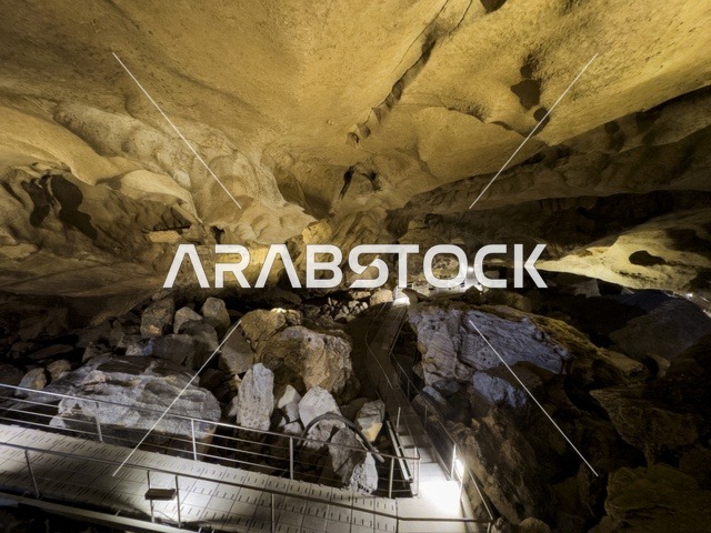 منظر داخلي لكهف الهوته في سلطنة عمان يظهر التكوينات الصخرية الطبيعية والممرات المضاءة في أجواء جيولوجية مذهلة.