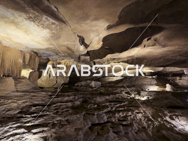 منظر داخلي لكهف الهوته في سلطنة عمان يظهر التكوينات الصخرية الطبيعية والممرات المضاءة في أجواء جيولوجية مذهلة.
