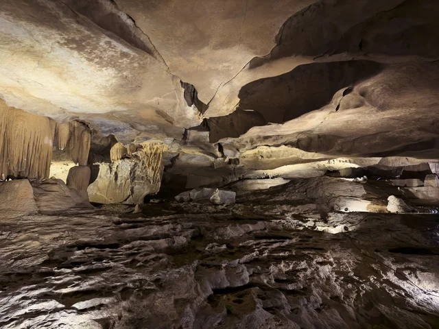 Interior view of Al Hoota Cave in Oman showcasing stunning rock formations, underground tunnels and dramatic natural lighting. alhamra.Oman - February 15 2026 . Interior view of Al Hoota Cave in Oman showcasing stunning rock formations, underground tunnels and dramatic natural lighting. alhamra.Oman - February 15 2026 .