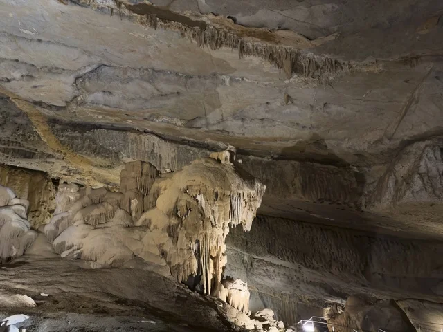 Interior view of Al Hoota Cave in Oman showcasing stunning rock formations, underground tunnels and dramatic natural lighting. alhamra.Oman - February 15 2026 . Interior view of Al Hoota Cave in Oman showcasing stunning rock formations, underground tunnels and dramatic natural lighting. alhamra.Oman - February 15 2026 .