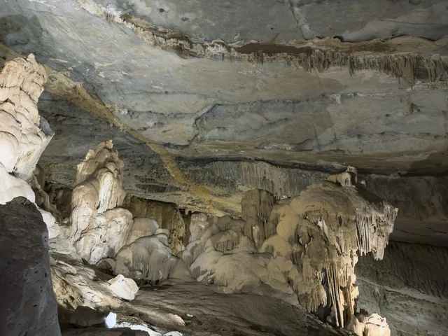 منظر داخلي لكهف الهوته في سلطنة عمان يظهر التكوينات الصخرية الطبيعية والممرات المضاءة في أجواء جيولوجية مذهلة.