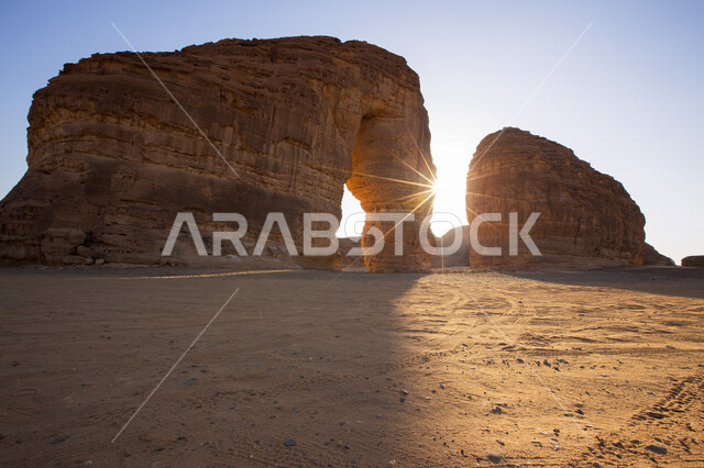صورة إبداعية لصخرة الفيل في العلا بالمملكة العربية السعودية، جمال التكوينات الصخرية الطبيعية، صخرة الفيل في العلا، بلدة العلا القديمة، المعالم التاريخية الأثرية السياحية في السعودية، السياحة في السعودية