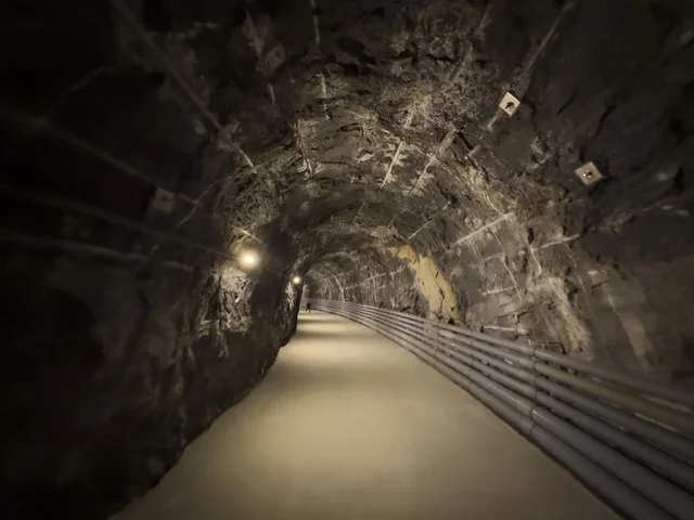 منظر داخلي لكهف الهوته في سلطنة عمان يظهر التكوينات الصخرية الطبيعية والممرات المضاءة في أجواء جيولوجية مذهلة.