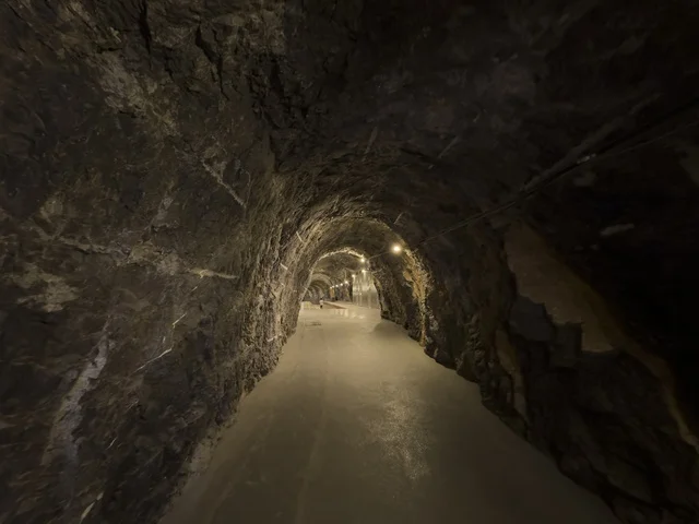 منظر داخلي لكهف الهوته في سلطنة عمان يظهر التكوينات الصخرية الطبيعية والممرات المضاءة في أجواء جيولوجية مذهلة.