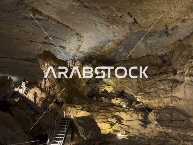 منظر داخلي لكهف الهوته في سلطنة عمان يظهر التكوينات الصخرية الطبيعية والممرات المضاءة في أجواء جيولوجية مذهلة.