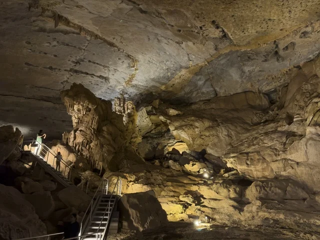 منظر داخلي لكهف الهوته في سلطنة عمان يظهر التكوينات الصخرية الطبيعية والممرات المضاءة في أجواء جيولوجية مذهلة.