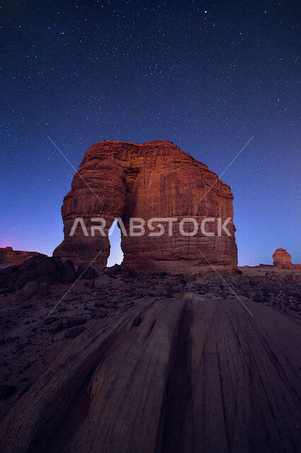 صورة إبداعية لصخرة الفيل في العلا بالمملكة العربية السعودية، جمال التكوينات الصخرية الطبيعية، صخرة الفيل في العلا، بلدة العلا القديمة، المعالم التاريخية الأثرية السياحية في السعودية، السياحة في السعودية