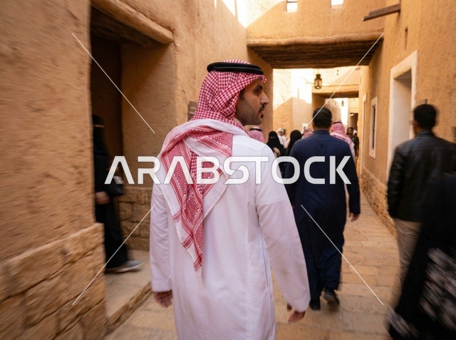 رجل سعودي يسير في منطقة الرياض القديمة التراثية