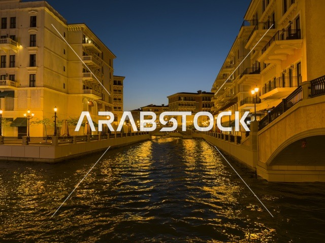 قناة كارتية في جزيرة اللؤلؤة بالدوحة تظهر المباني الفاخرة وانعكاس الأضواء على المياه في مشهد أنيق.