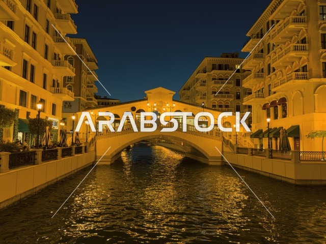 قناة كارتية في جزيرة اللؤلؤة بالدوحة تظهر المباني الفاخرة وانعكاس الأضواء على المياه في مشهد أنيق.