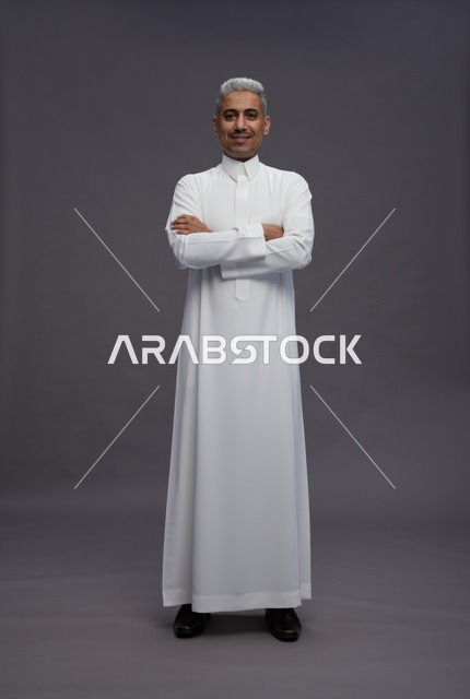 رجل سعودي بالثوب الأبيض على خلفية رمادية